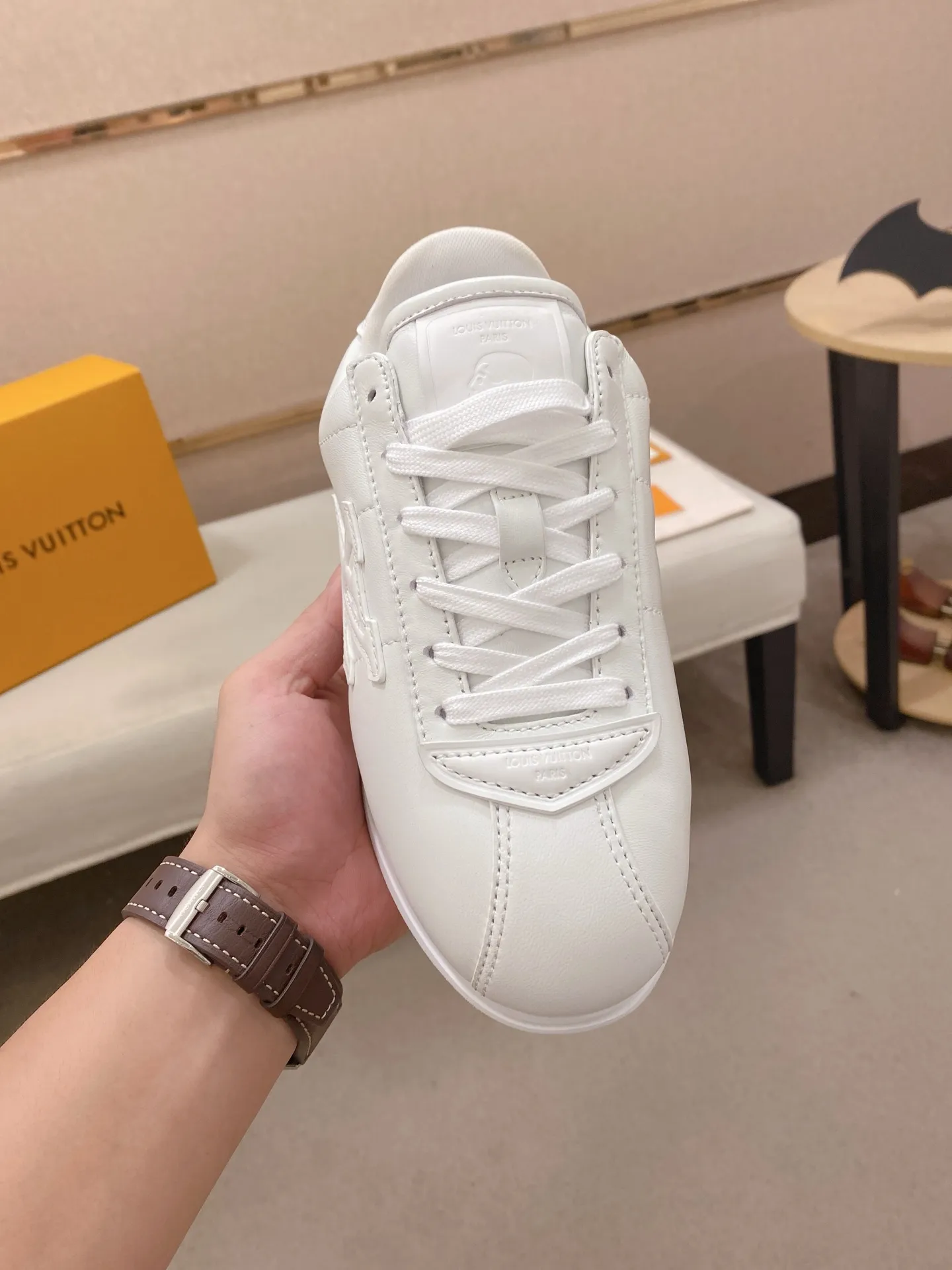 Men's shoes💰: Couple style 700💰LOUIS VUITTON Footint Soccer sneakers‼ ️ The top version, the same sneakers for LV couples. You will look fashionable when you wear them. This Footint Soccer sneaker was unveiled in the 2025 spring and summer series fashion show. The tongue is embellished with the Lvers United badge inspired by the football team. The rubber sole of the foot is decorated with multiple Louis Vuitton logos. The original latest packaging. Fabric: original imported cowhide. Lining: original imported breathable mesh. Foot pad: original injection molding pad. Outsole: original molded T combination outsole. Size: 35-45.